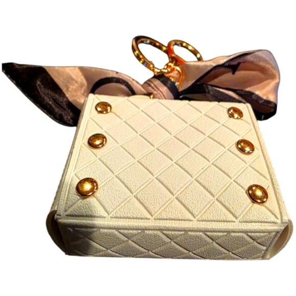Chic Cream Quilted Handbag with Black Accents - Picture 4 of 6